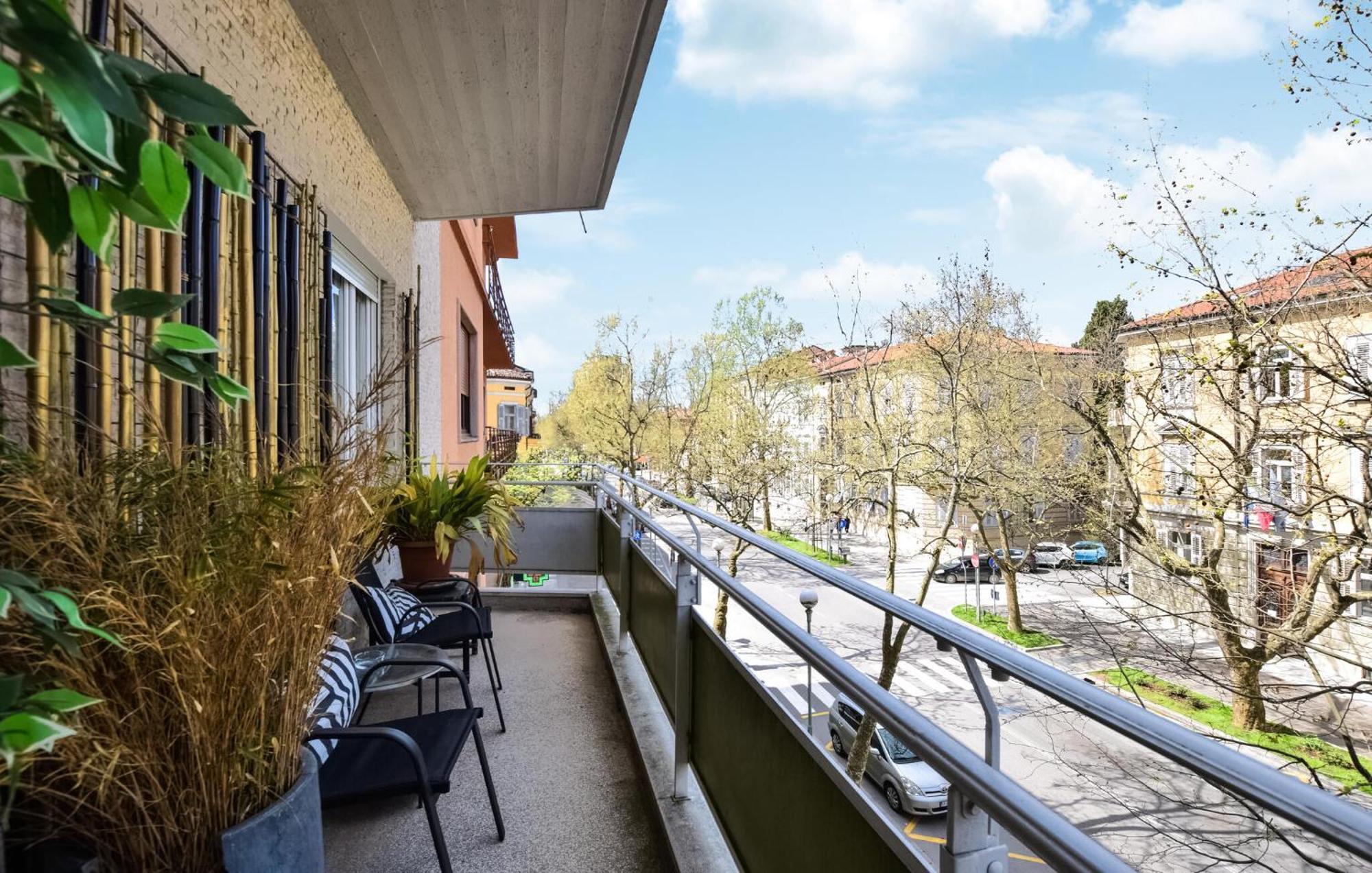 2 Bedroom Cozy Apartment In Gorizia Eksteriør bilde